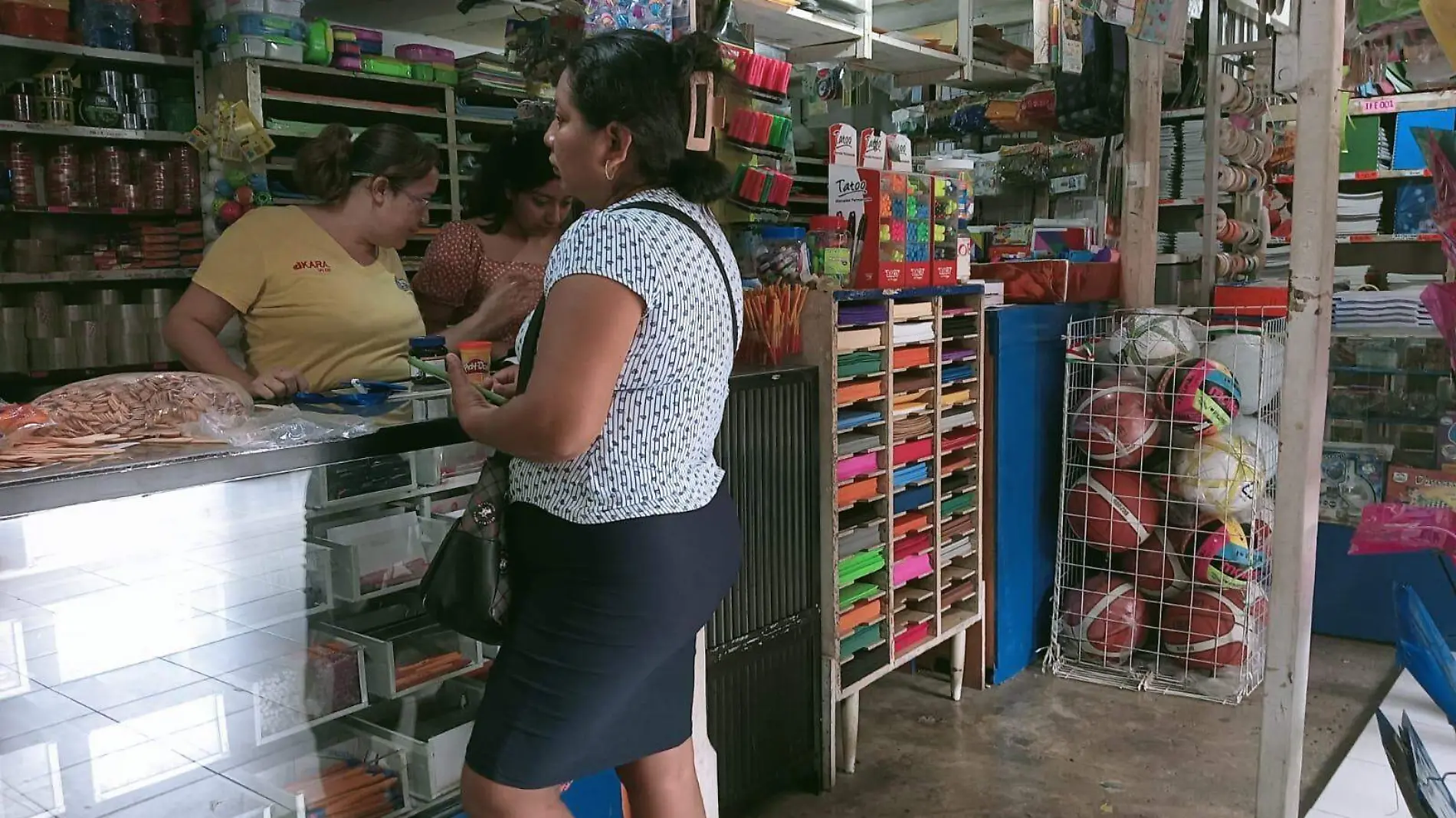 madre de familia comprando en papelería